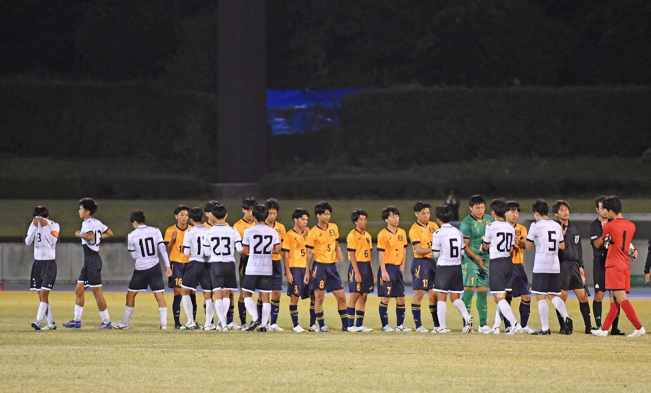 試合後、互いに健闘をたたえ合う藤枝明誠と浜名の選手たち