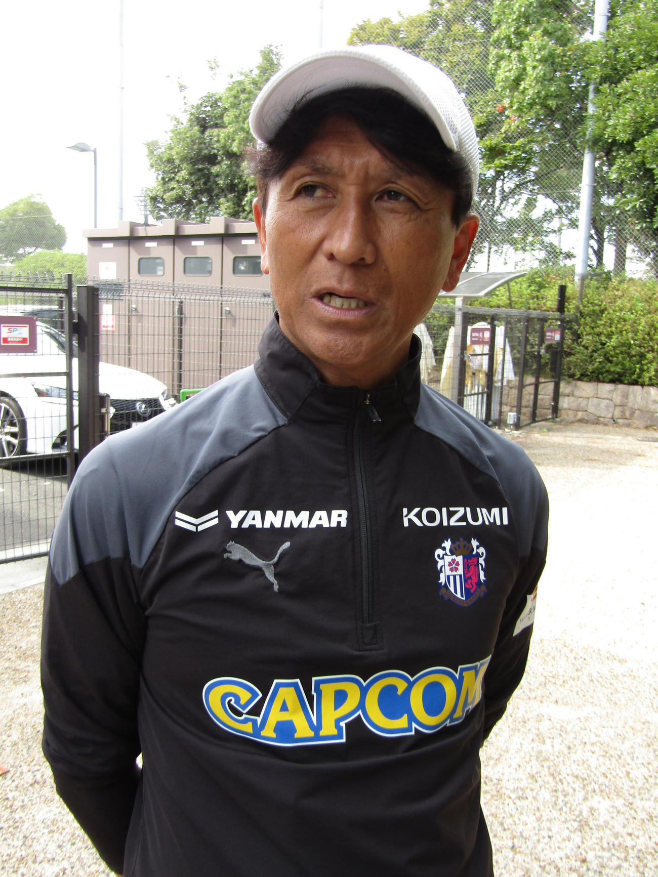 取材に応じるC大阪の小菊昭雄監督