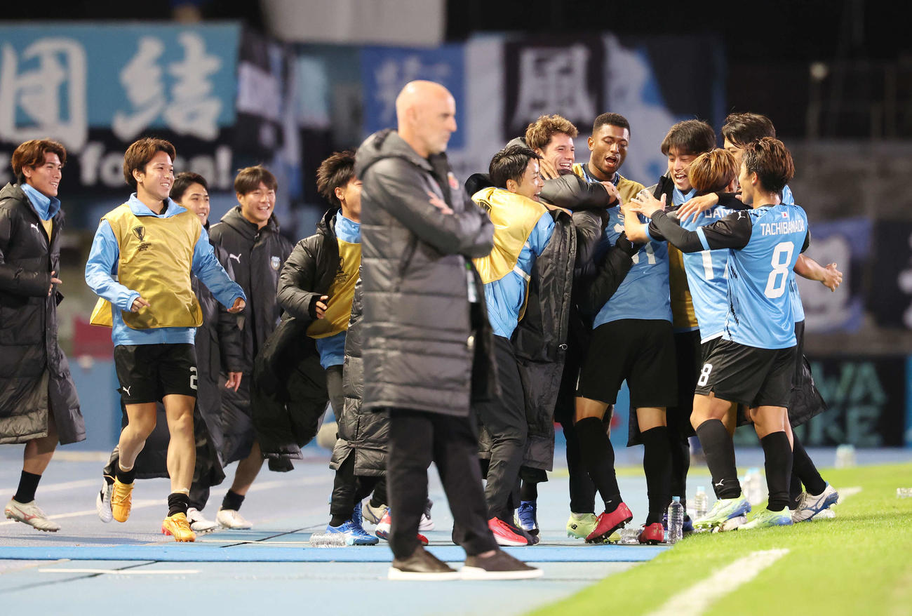 川崎F対上海海港　前半、ゴールを決めた川崎Fファンウェルメスケルケン（右から5人目）はチームメートにもみくちゃにされる（撮影・宮地輝）