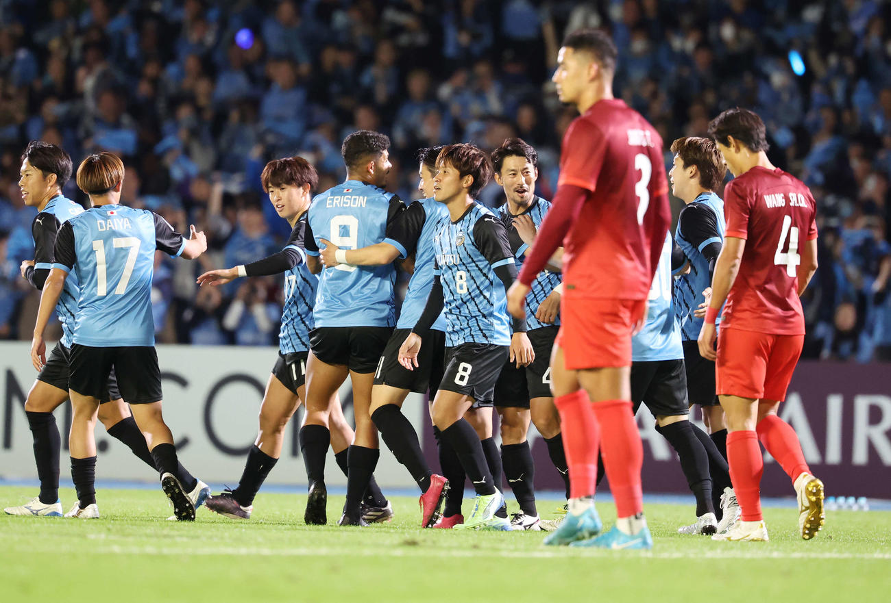 川崎F対上海海港　前半、ゴールを決めチームメートと喜ぶ川崎F家長（右から4人目）（撮影・宮地輝）