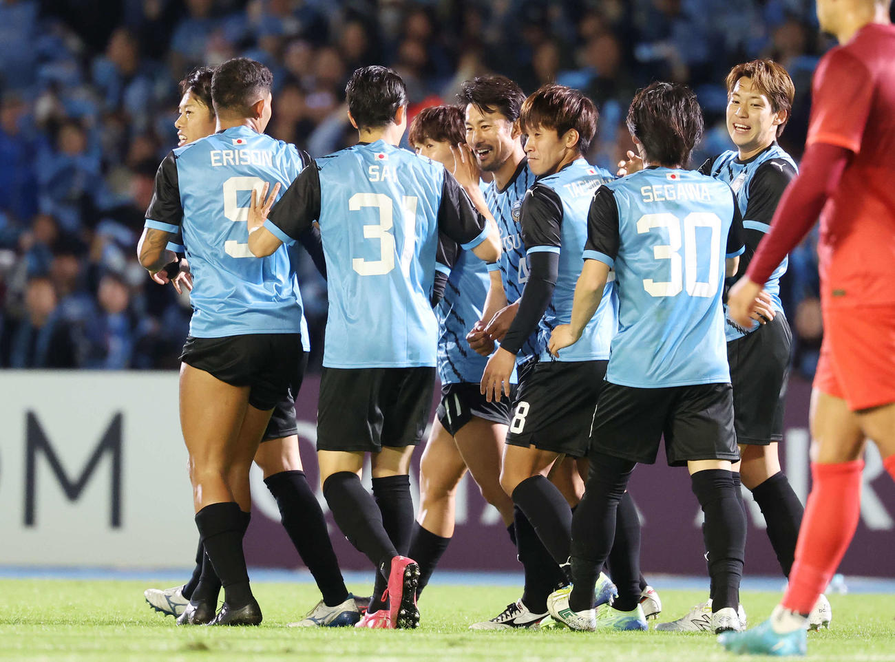 川崎F対上海海港　前半、ゴールを決めチームメートと喜ぶ川崎F家長（中央）（撮影・宮地輝）