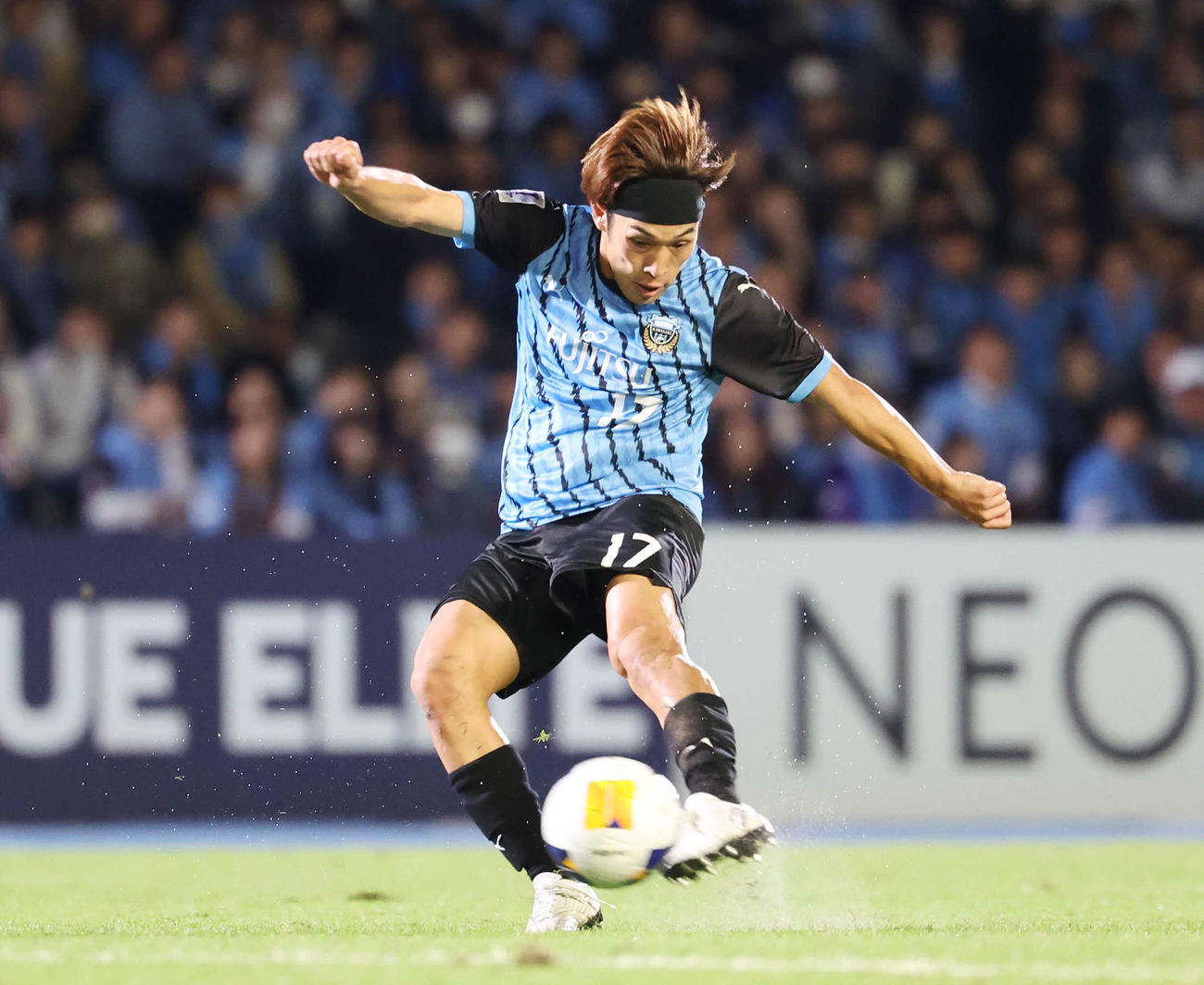 川崎F対上海海港　後半、シュートを放つ川崎F遠野（撮影・宮地輝）