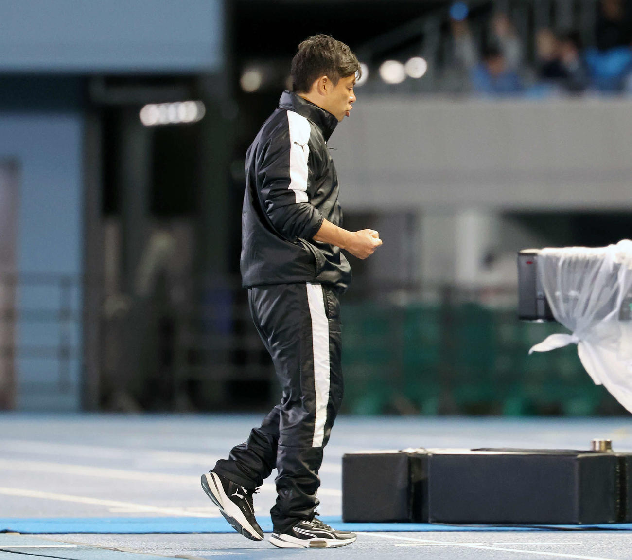 川崎F対上海海港　勝利しガッツポーズする川崎F鬼木監督（撮影・宮地輝）