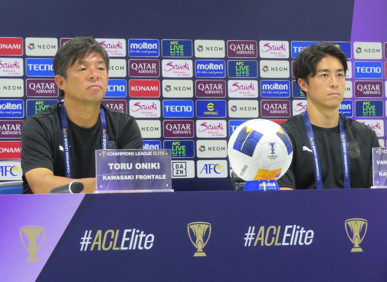 ACLE第2戦光州FC戦の前日会見に出席した川崎フロンターレ鬼木達監督（左）とDFファンウェルメスケルケン際（撮影・佐藤成）