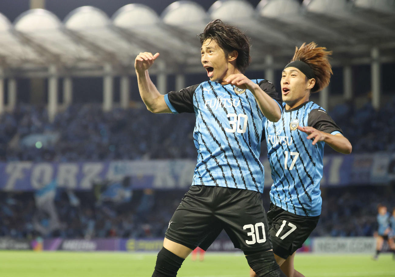川崎F対上海海港　前半、ゴールを決め喜ぶ川崎F瀬川（左）。右は遠野（撮影・宮地輝）