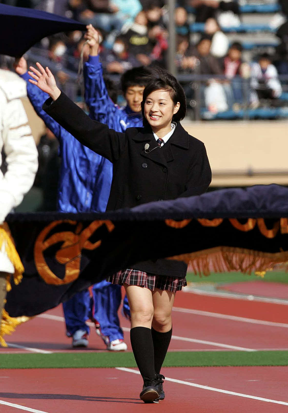 大会の3代目マネジャーとして入場行進する北乃きい（07年12月撮影）