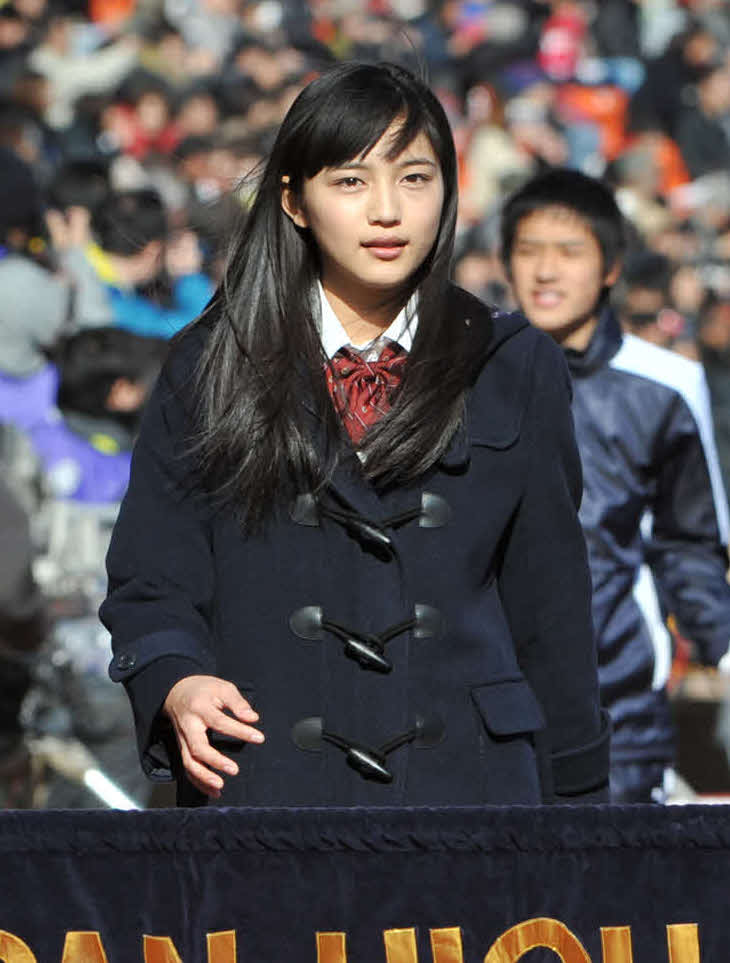 第90回全国高校サッカー選手権大会の開会式に臨む大会応援マネジャーの川口春奈（11年12月撮影）