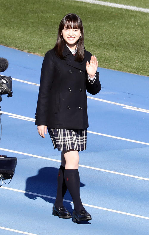 開会式で、行進する応援マネジャーの清原果耶（18年12月撮影）