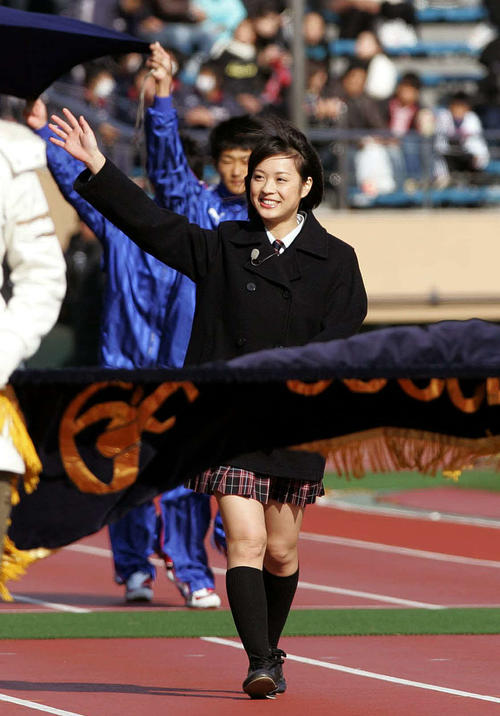 大会の3代目マネジャーとして入場行進する北乃きい（07年12月撮影）