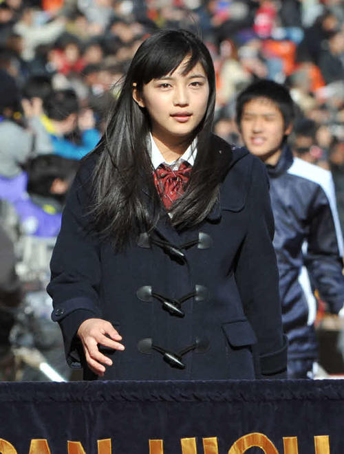 第90回全国高校サッカー選手権大会の開会式に臨む大会応援マネジャーの川口春奈（11年12月撮影）