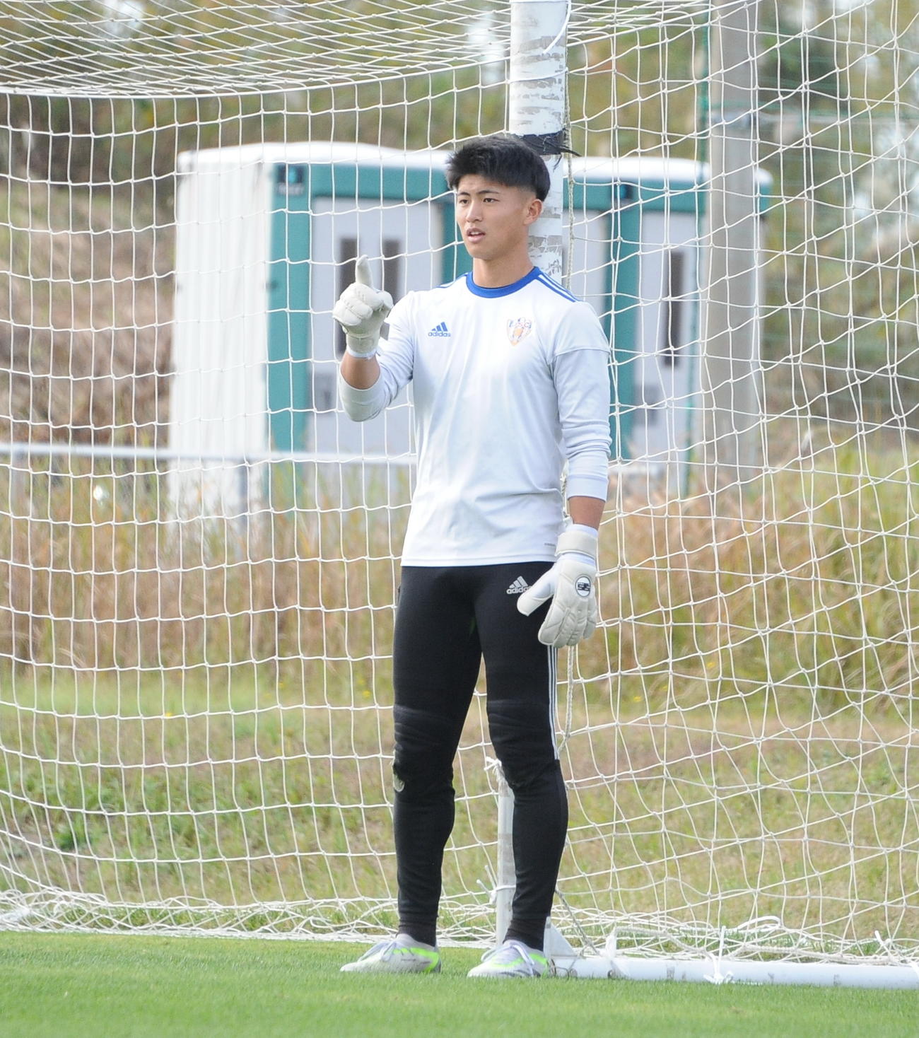 チームメートに指示を出すJAPANサッカーカレッジ倉持（撮影・小林忠）