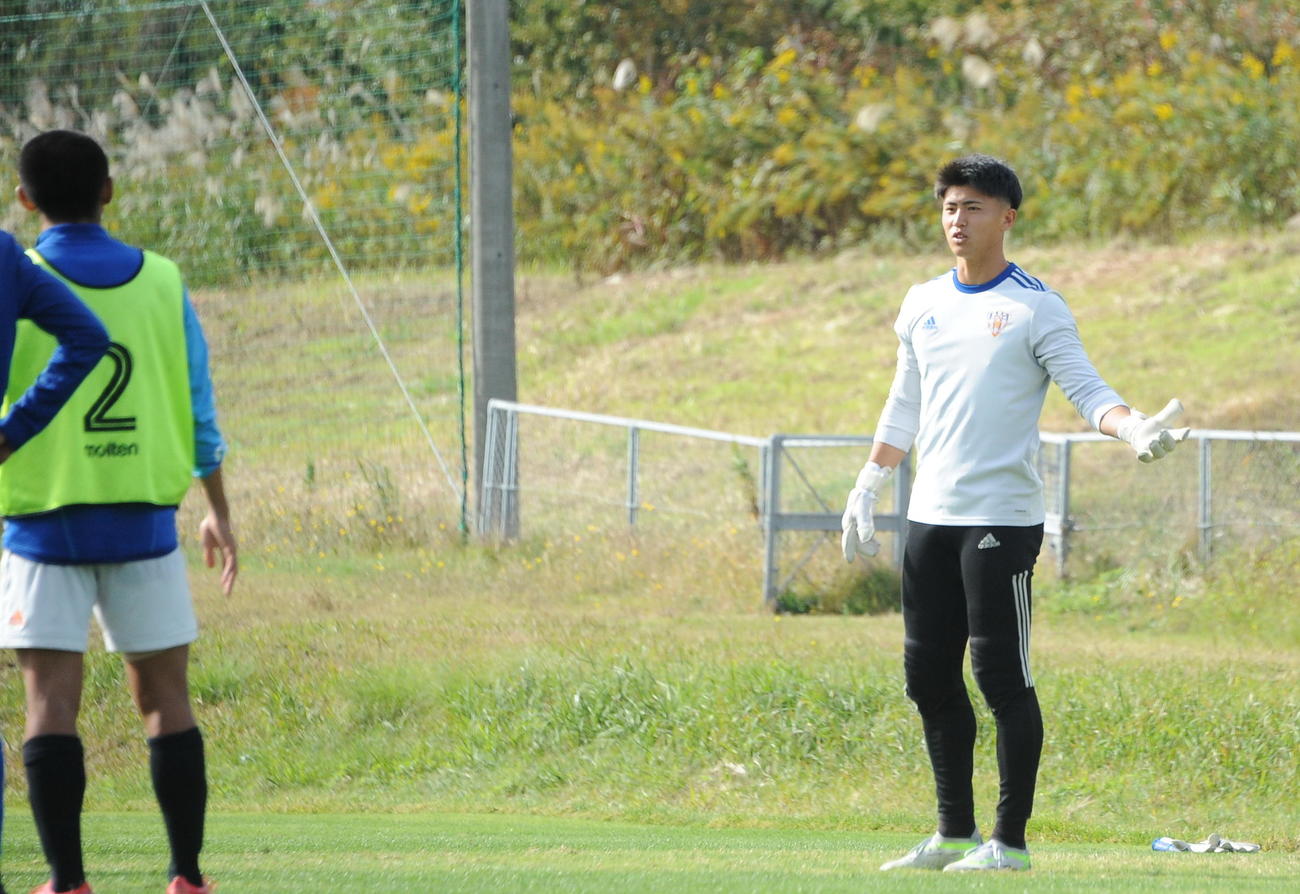 チームメートに指示を出すJAPANサッカーカレッジ倉持（右）（撮影・小林忠）