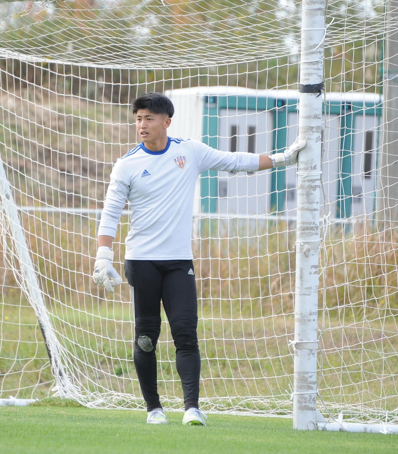 チームメートに指示を出すJAPANサッカーカレッジ倉持（撮影・小林忠）