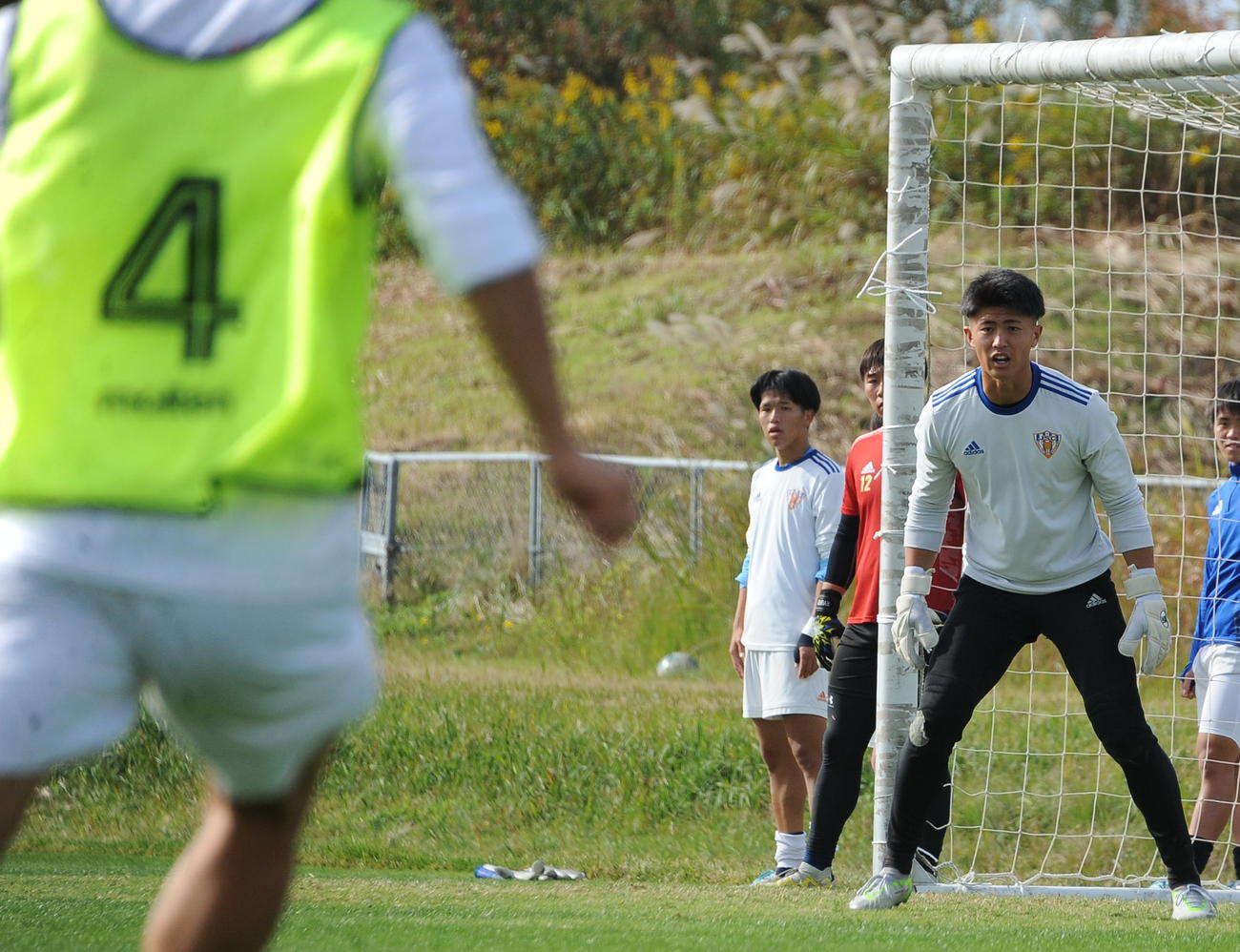 クロスに備えるJAPANサッカーカレッジ倉持（右）（撮影・小林忠）