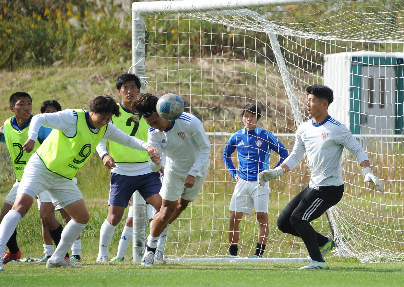 ゴールを守るJAPANサッカーカレッジ倉持（右）（撮影・小林忠）