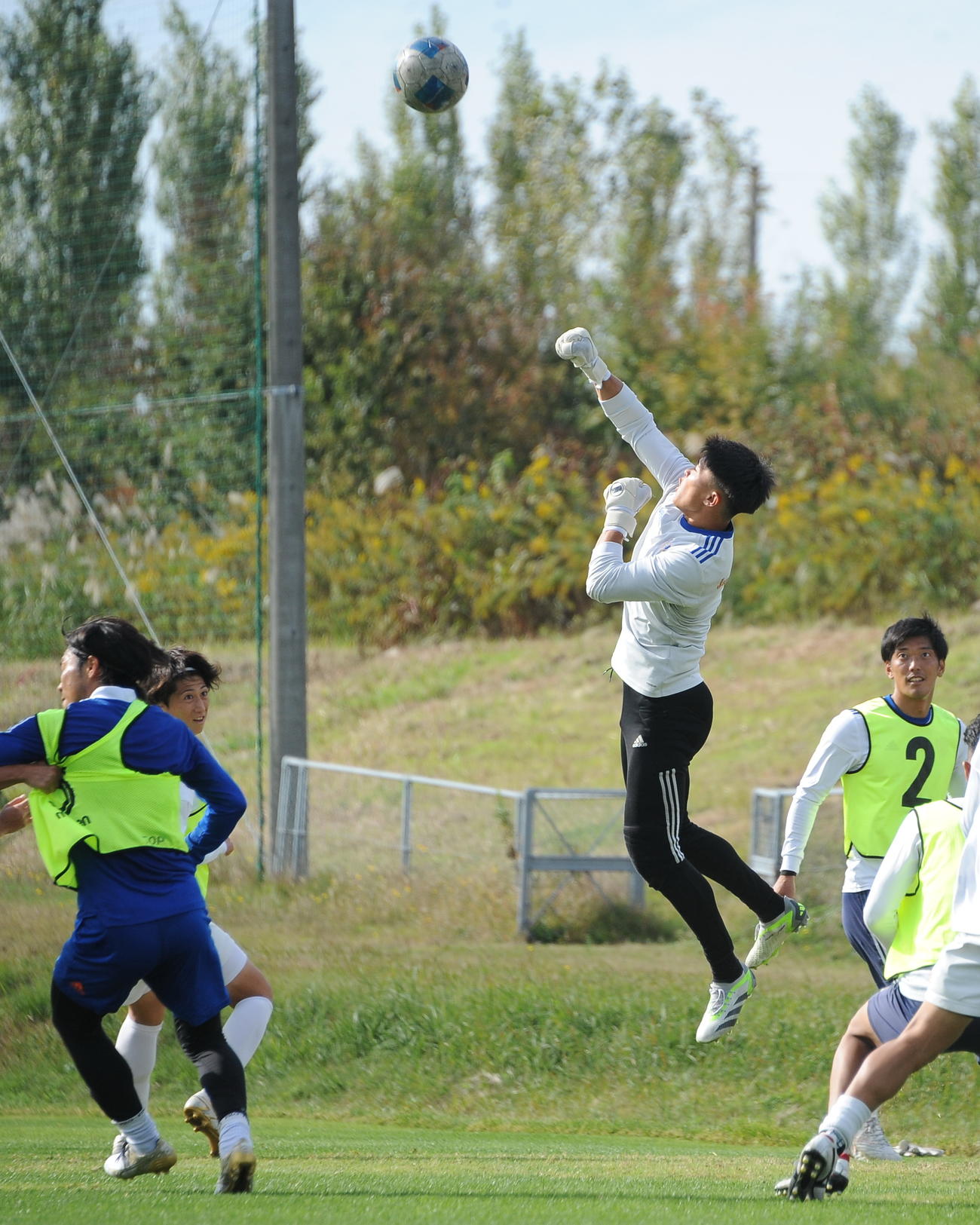 セットプレーの練習でパンチングするJAPANサッカーカレッジ倉持（中央）（撮影・小林忠）