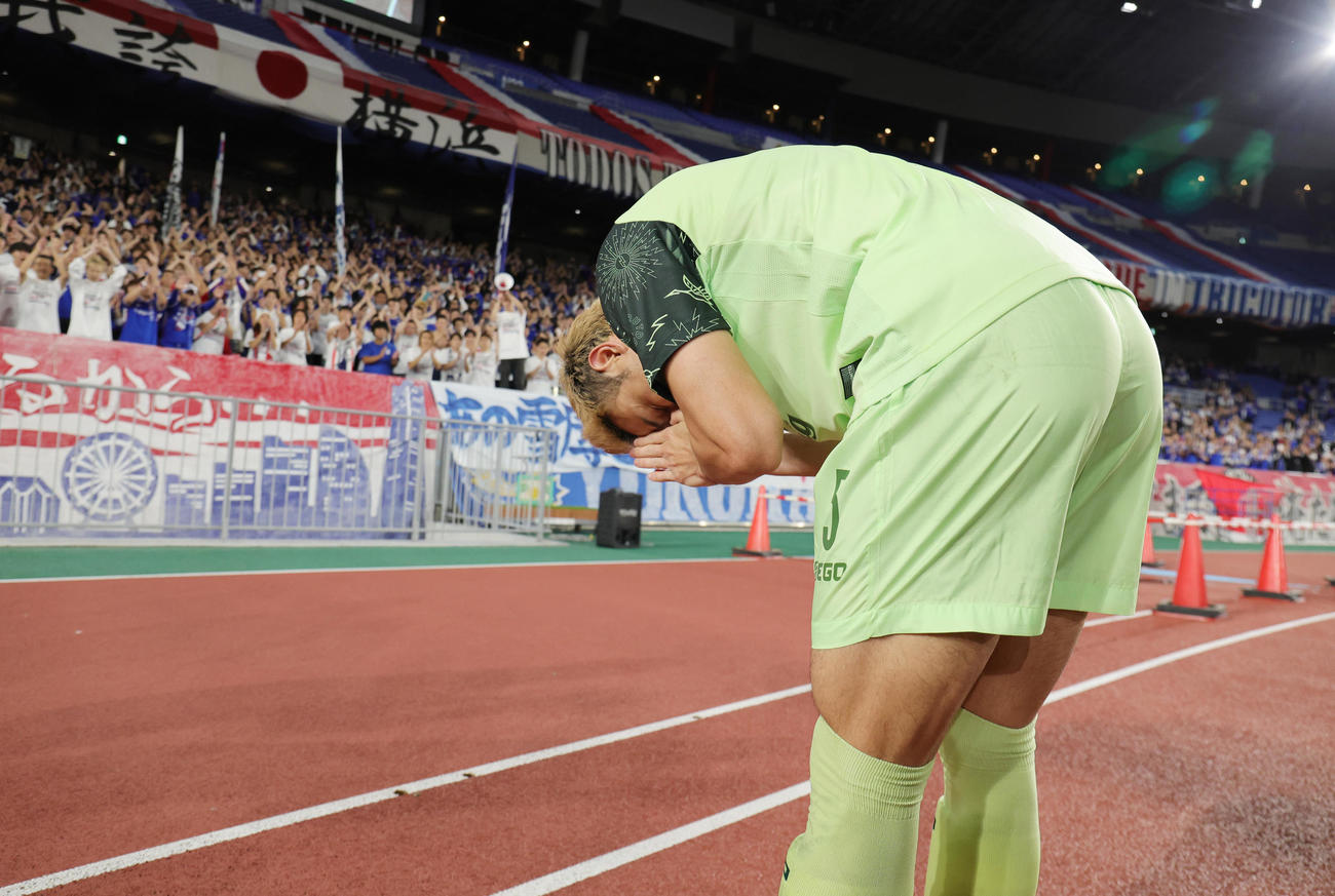 横浜対ブリラム　試合後に横浜サポーターにあいさつする、元横浜でブリラムのティーラトン（撮影・野上伸悟）