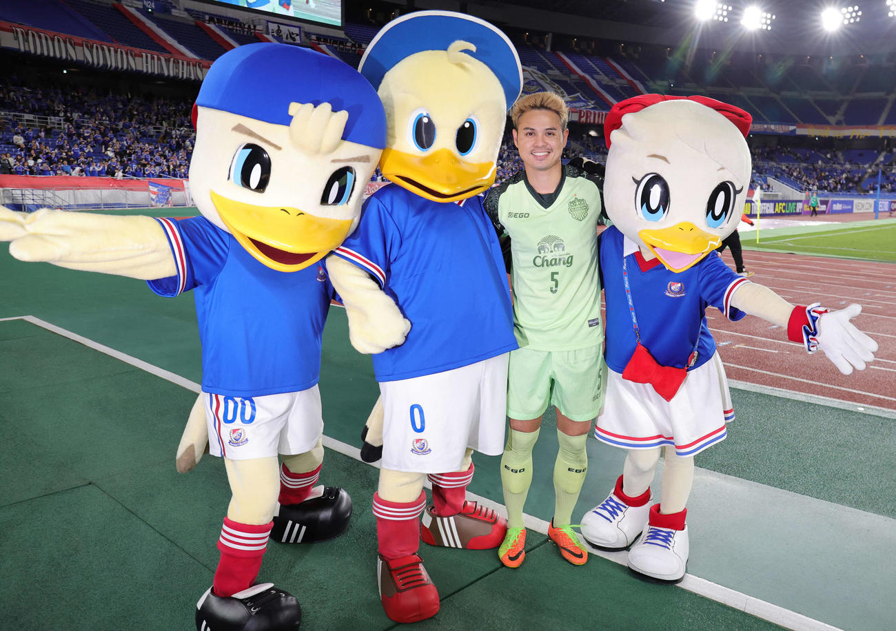 横浜対ブリラム　試合後に横浜のマスコットに歓迎される元横浜でブリラムのティーラトン（撮影・野上伸悟）