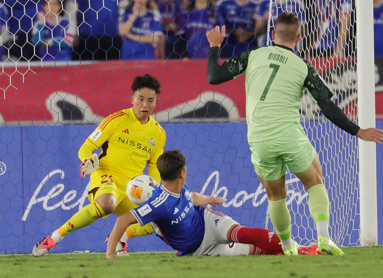 横浜対ブリラム　前半、シュートを止める横浜GK飯倉（撮影・野上伸悟）