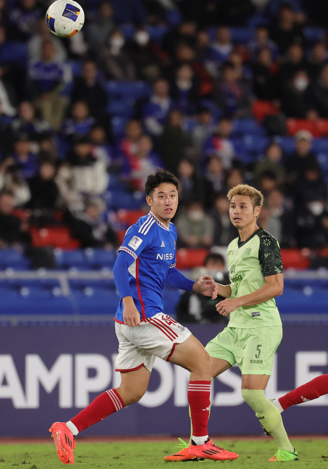 横浜対ブリラム　後半、ブリラムのティーラトン（右）と競りあう横浜浅田（撮影・野上伸悟）