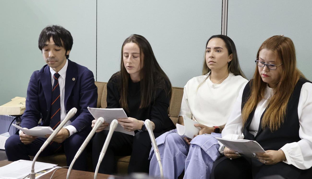 記者会見する女子サッカー2部リーグ「ディオッサ出雲FC」の（左2人目から）ラウラ・スペナザットさんとフェへ・タイスさん（共同）
