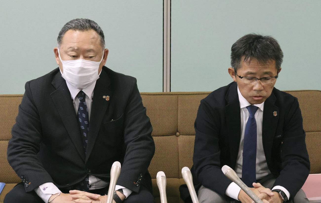 記者会見する女子サッカー2部リーグ「ディオッサ出雲FC」の運営法人の担当者ら（共同）