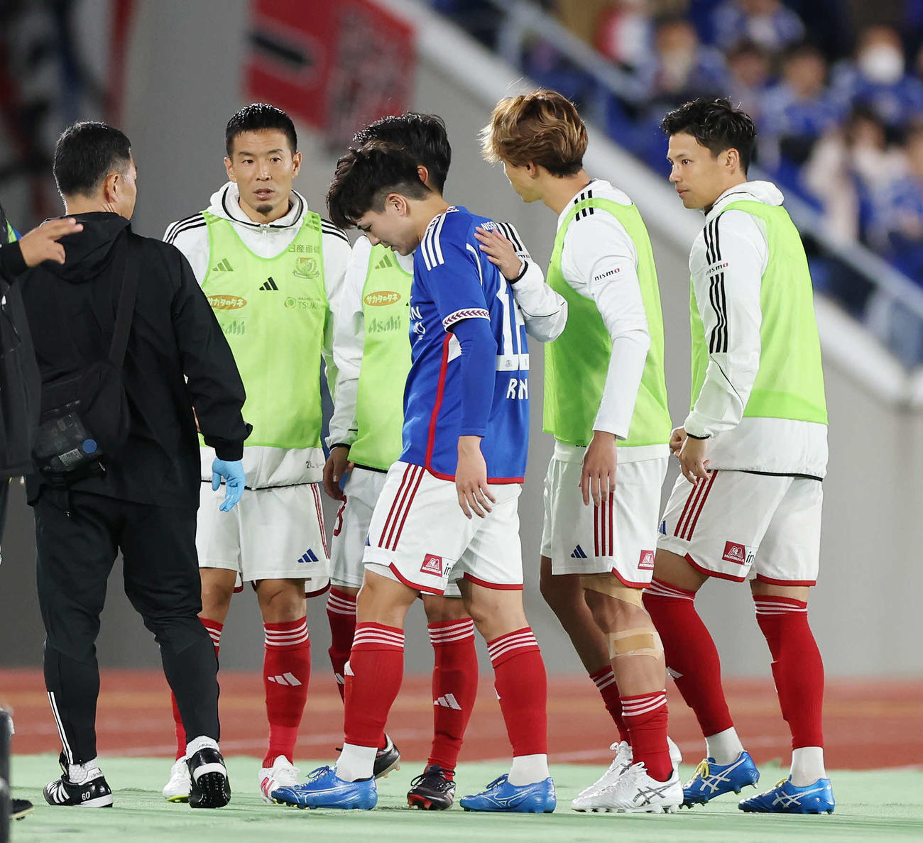 横浜対浦和　前半、途中交代となりチームメートに迎えられる横浜加藤蓮（手前）（2024年10月30日撮影）