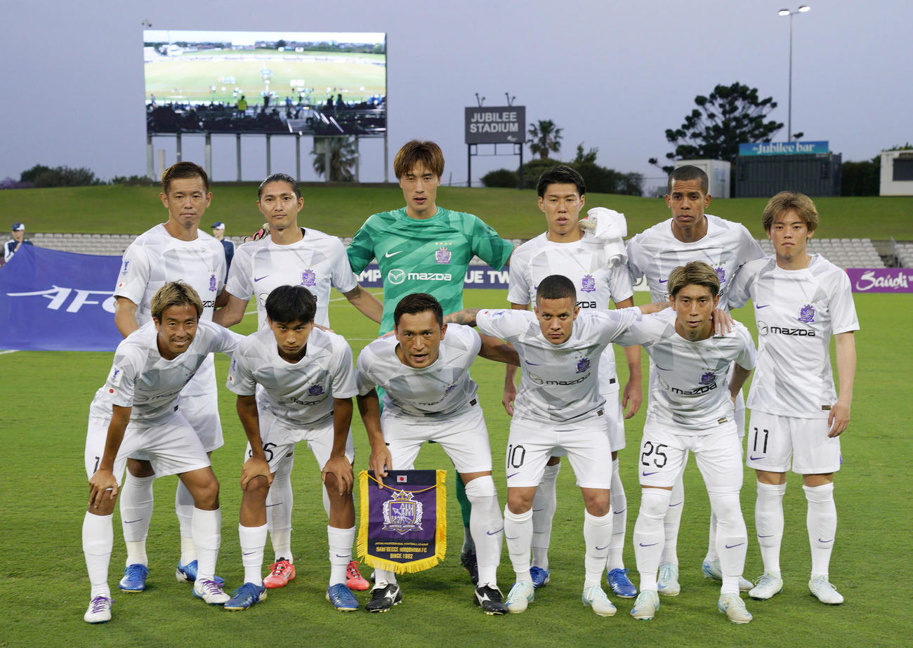 シドニーFC戦に臨む広島イレブン（共同）