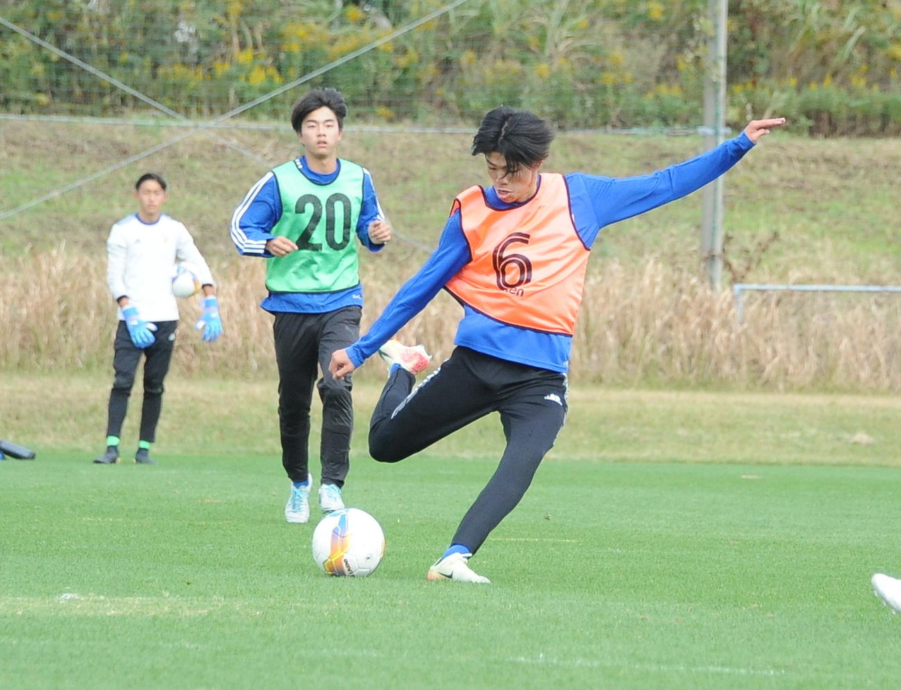 右足シュートを放つ開志学園JSC・阿部（右）（撮影・小林忠）