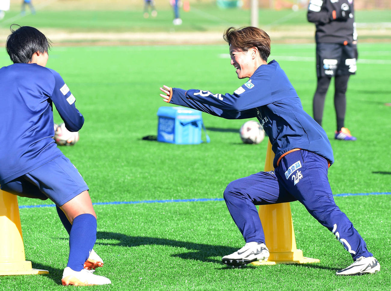 試合前日練習に臨む新潟レディース有吉（右）