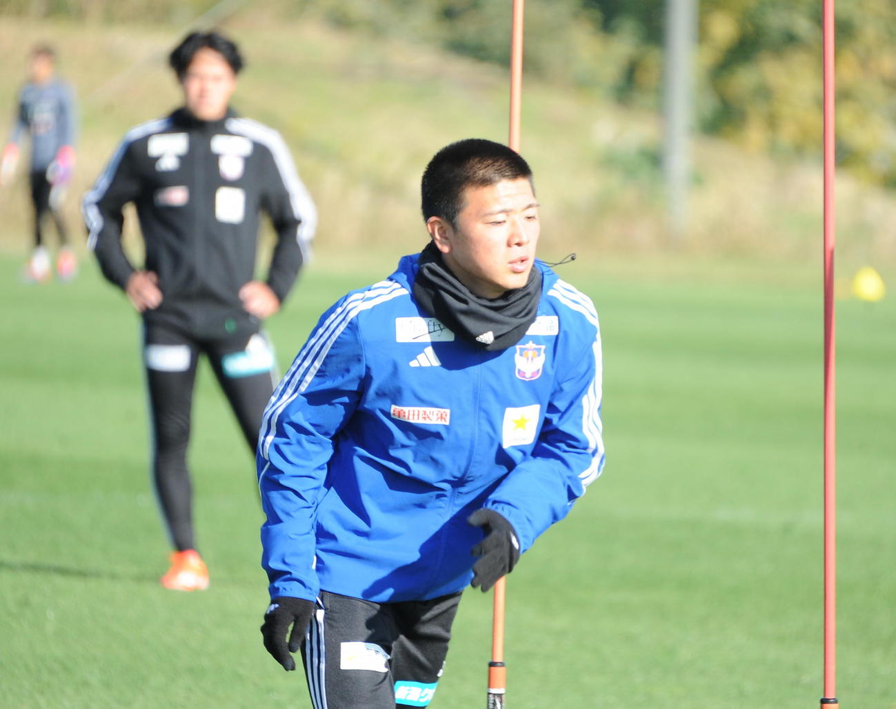 柏戦前日練習で体を動かす小見