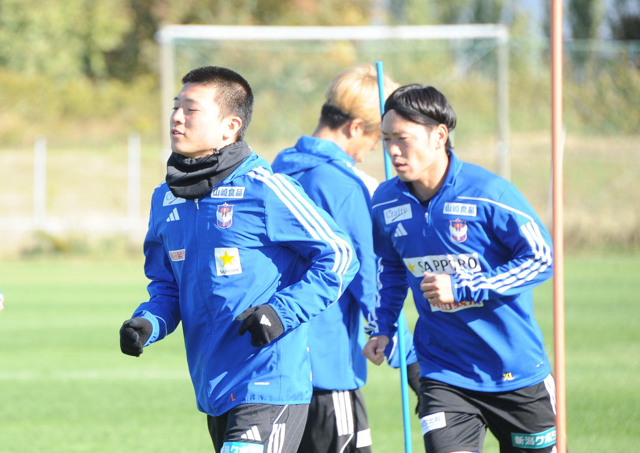 柏戦前日練習で体を動かす小見（左）