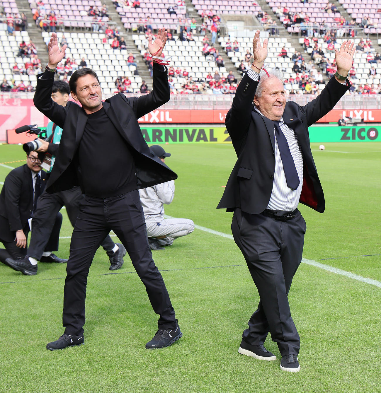 試合前、引退30周年セレモニーに臨むジーコCA（右）。左はレオナルド氏（撮影・足立雅史）