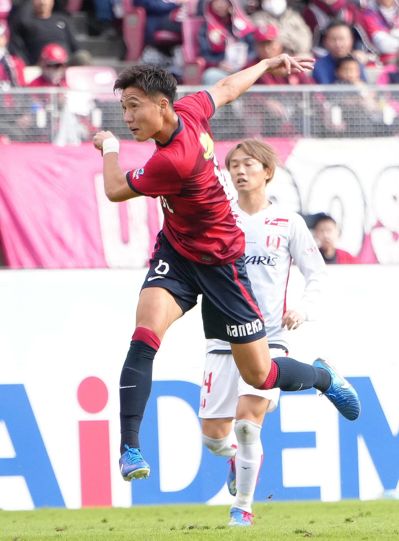 鹿島対名古屋　前半、シュートを放つ鹿島三竿（撮影・足立雅史）