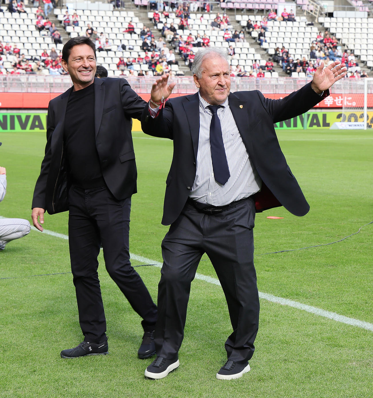 試合前、引退30周年セレモニーに臨むジーコCA（右）。左はレオナルド氏（撮影・足立雅史）