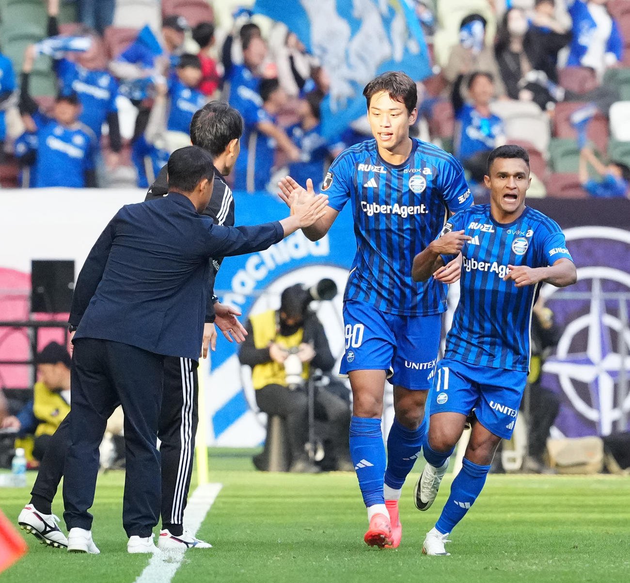 町田対東京　後半、ゴールを決め町田黒田監督（左）とタッチを交わすオ・セフン（撮影・江口和貴）