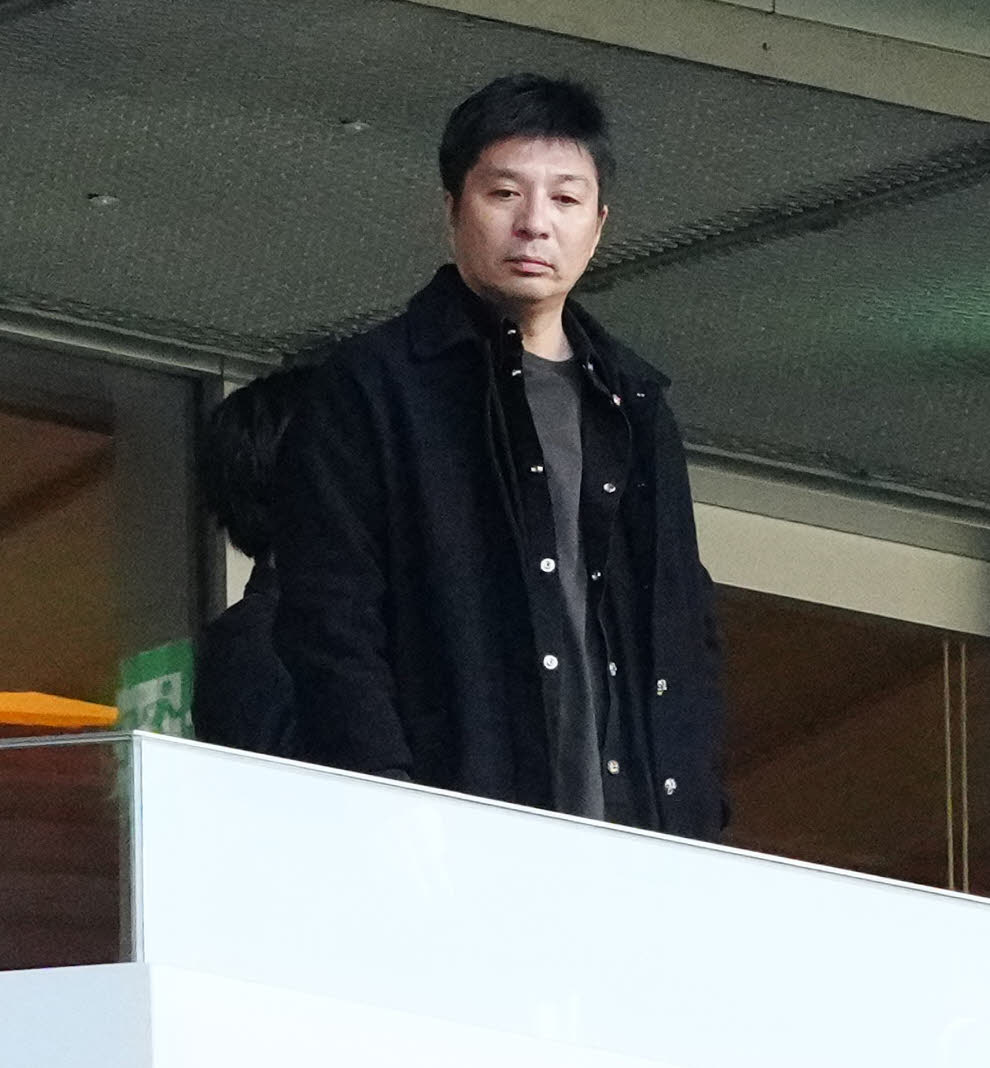 町田対東京　前半、スタンドから試合を見つめる町田藤田社長（撮影・江口和貴）