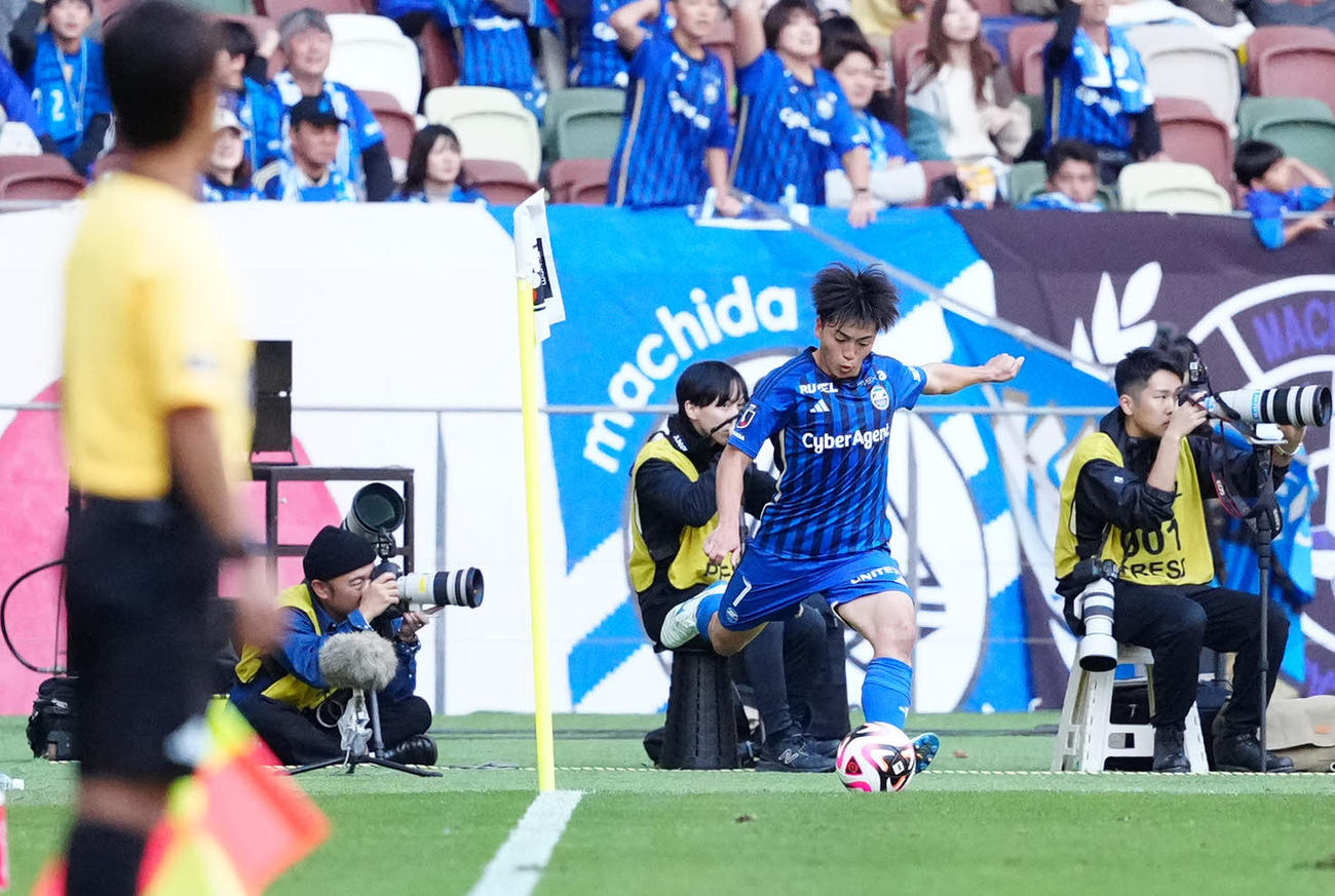 町田対東京　後半、CKで直接ゴールを決める町田相馬（撮影・江口和貴）