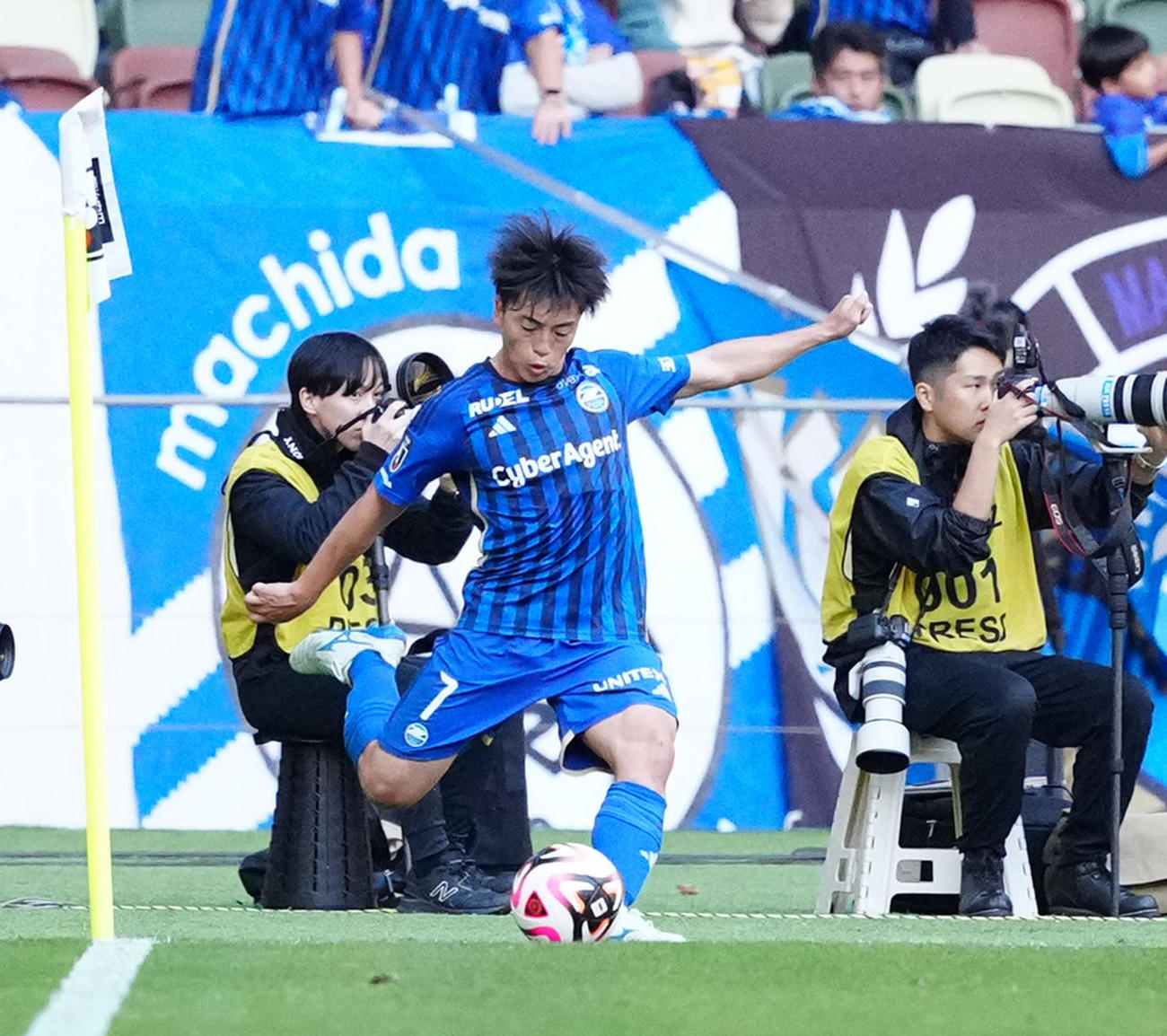 町田対東京　後半、CKで直接ゴールを決める町田相馬（撮影・江口和貴）