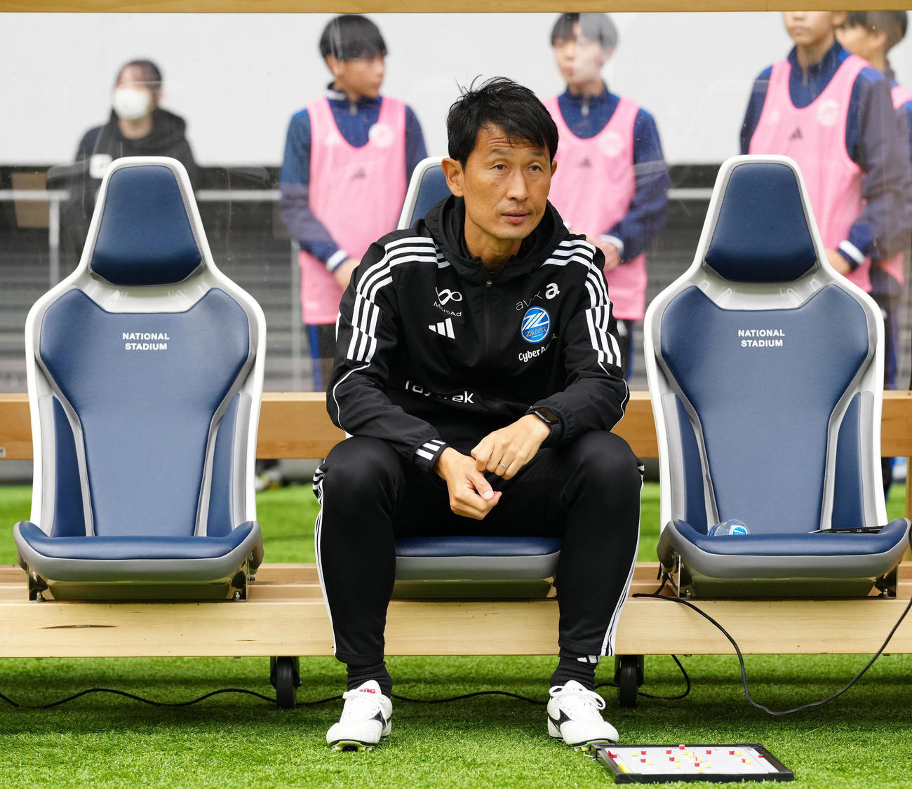 町田対東京　試合前、ベンチに座る町田金ヘッドコーチ（撮影・江口和貴）