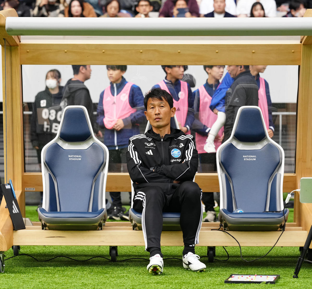 町田対東京　試合前、ベンチに座る町田金ヘッドコーチ（撮影・江口和貴）