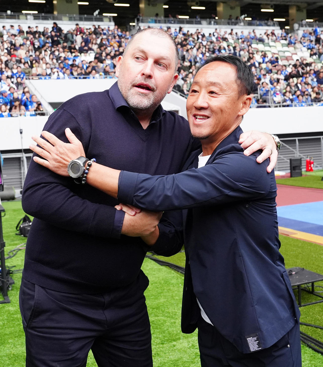 町田対東京　試合前、あいさつを交わす町田黒田監督（右）と東京クラモフスキー監督（撮影・江口和貴）