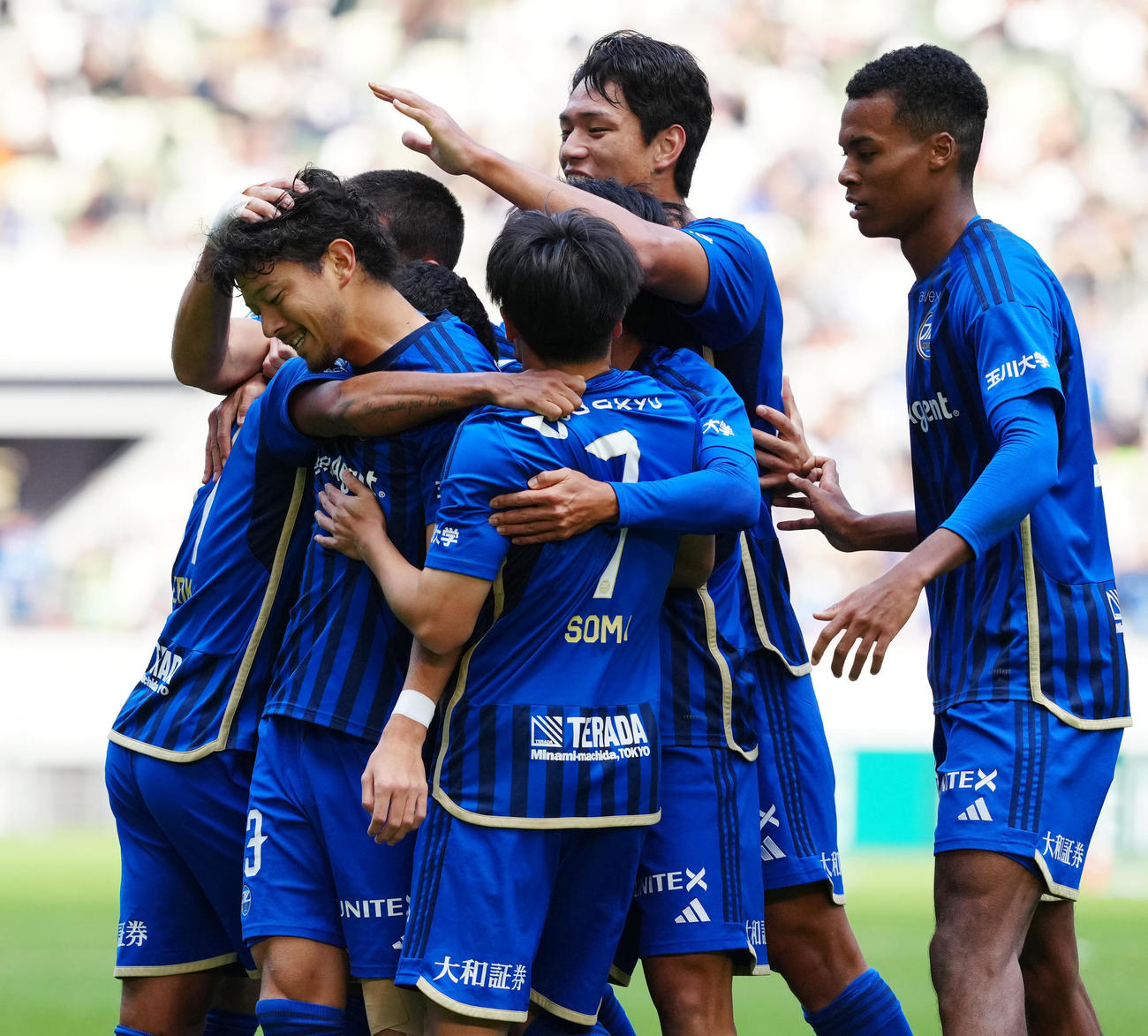 町田対東京　前半、先制ゴールを決め祝福される町田白崎（左から2人目）（撮影・江口和貴）