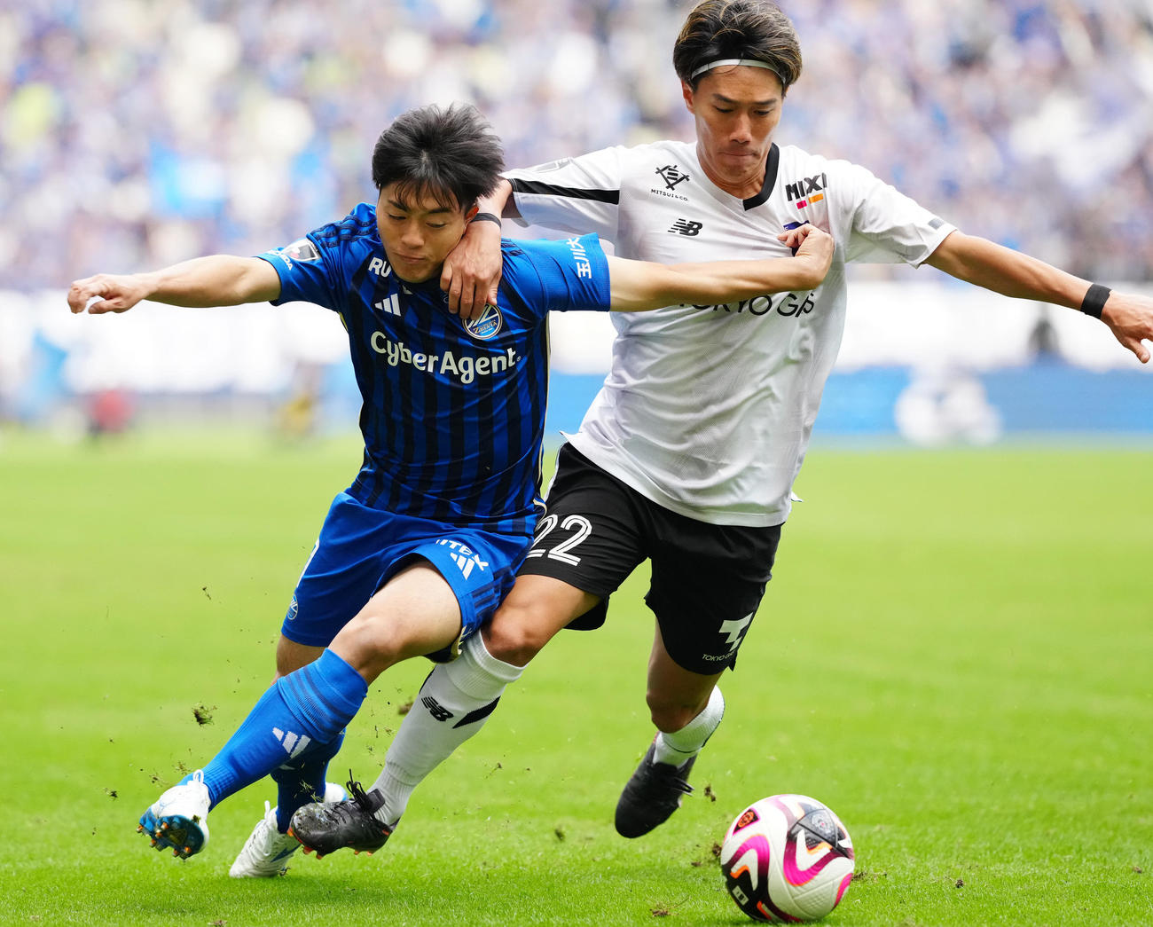 町田対東京　前半、ドリブルで攻め込む町田望相馬（左）。右は東京遠藤（撮影・江口和貴）
