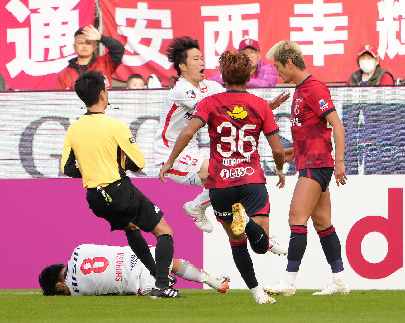 鹿島対名古屋　後半、ファウルを受けた鹿島鈴木優磨（右端）は名古屋椎橋（左端）を突き飛ばし退場となる（撮影・足立雅史）