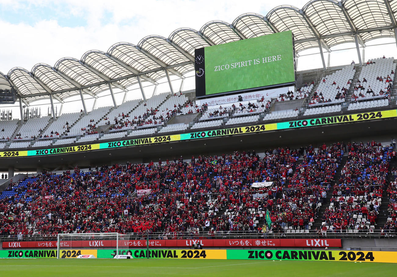 試合前、引退30周年セレモニーを行ったジーコCA（撮影・足立雅史）