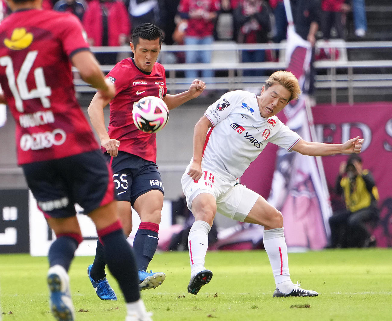 鹿島対名古屋　前半、競り合う鹿島植田（左）と名古屋永井（撮影・足立雅史）