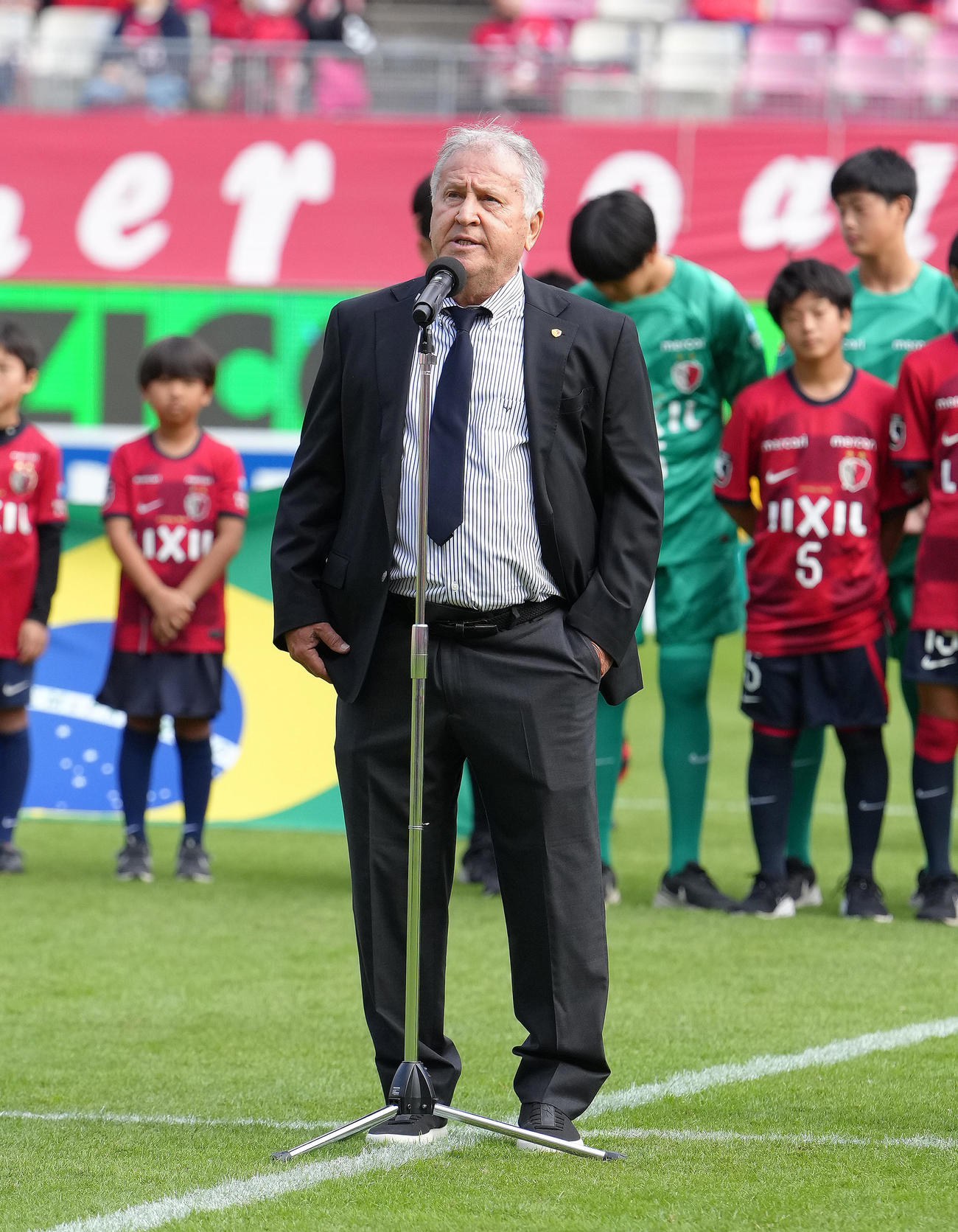 試合前、引退30周年セレモニーであいさつするジーコCA（撮影・足立雅史）
