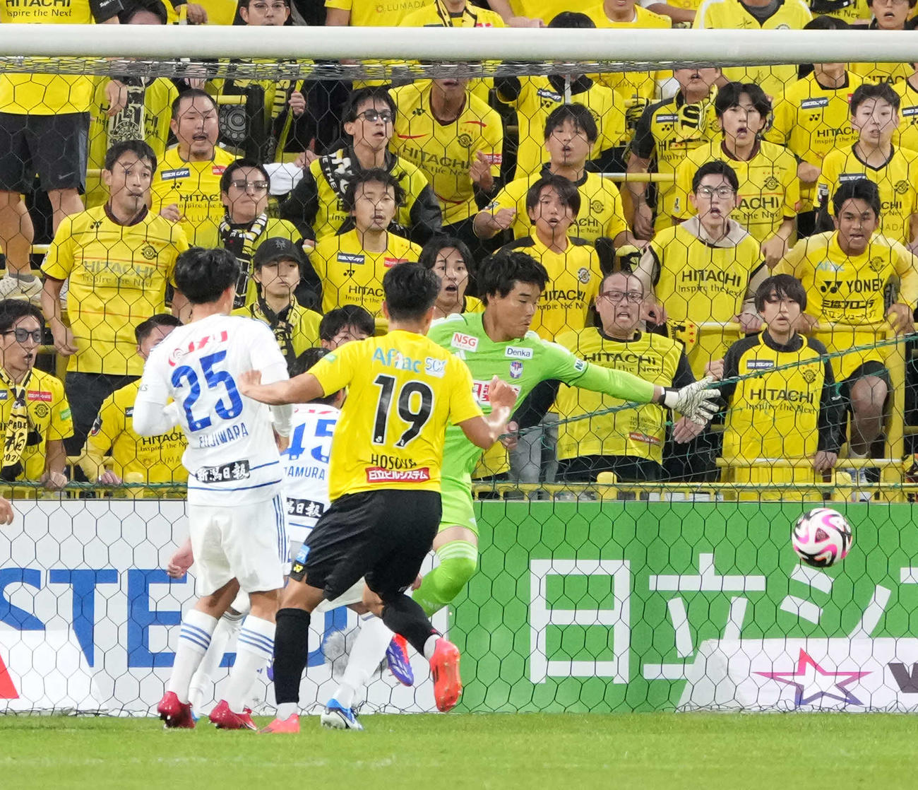柏対新潟　後半、新潟GK小島は柏細谷（手前）に先制ゴールを許す（撮影・小沢裕）