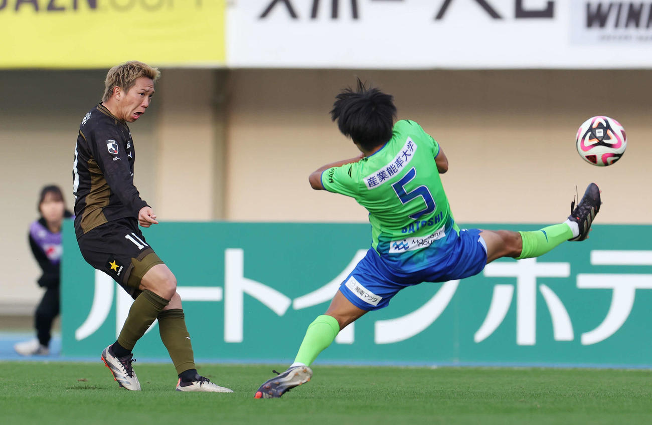 湘南対札幌　後半、シュートを放つ札幌浅野（撮影・宮地輝）